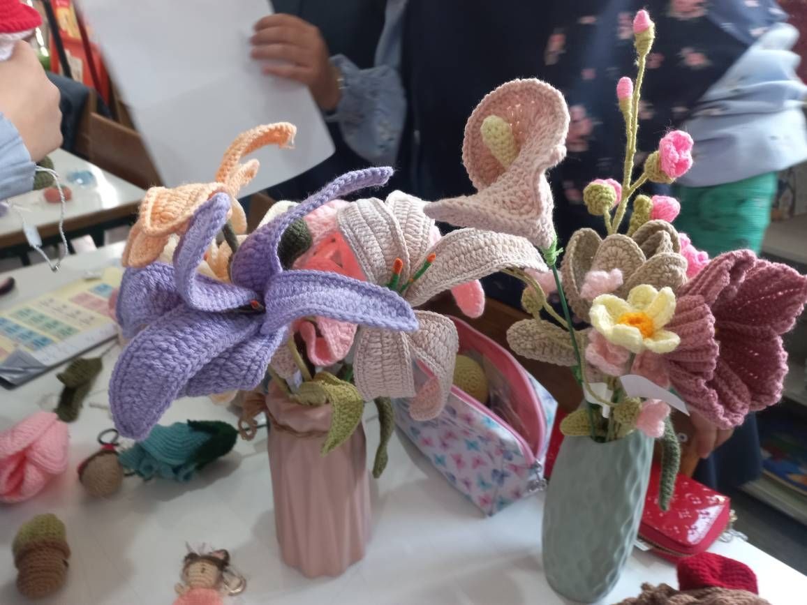 نمایشگاه دست سازه های دبستان به مناسبت 13 آبان